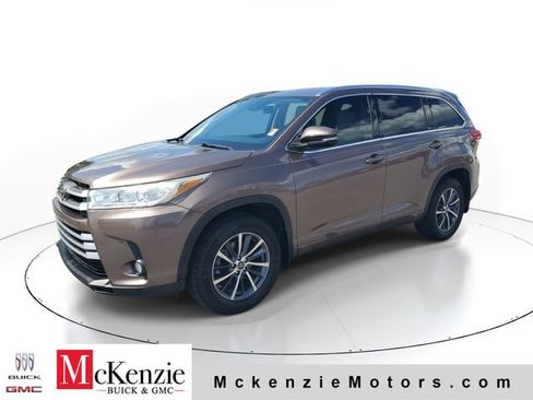 Used 2018 Toyota Highlander XLE FWD image 3