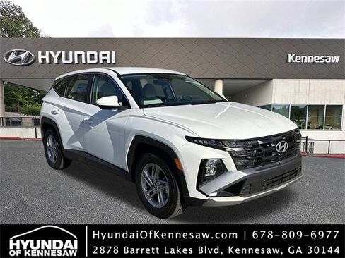 Certified 2025 Hyundai Tucson SE image 1