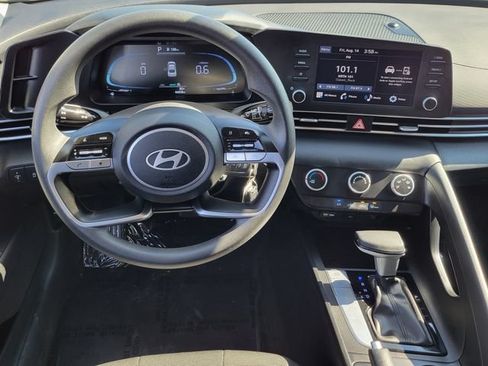 Used 2024 Hyundai Elantra SE FWD image 6