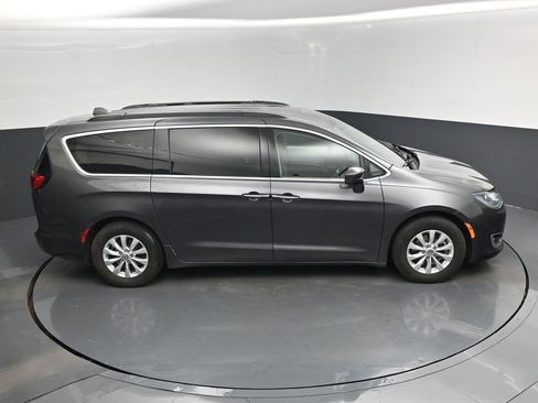 Used 2018 Chrysler Pacifica Touring Plus image 40