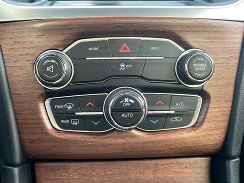 Used 2015 Chrysler 300 C Platinum image 20