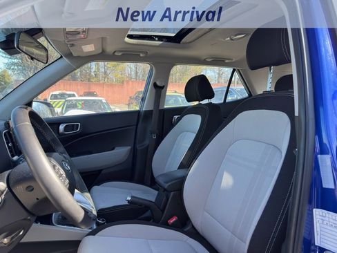 Used 2025 Hyundai Venue SEL image 12
