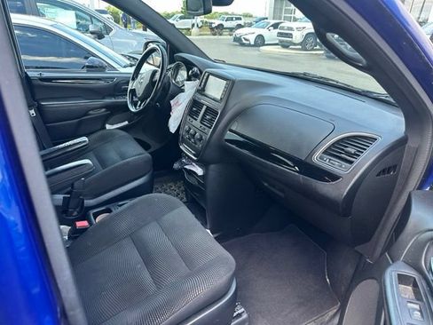 Used 2020 Dodge Grand Caravan SE FWD image 2