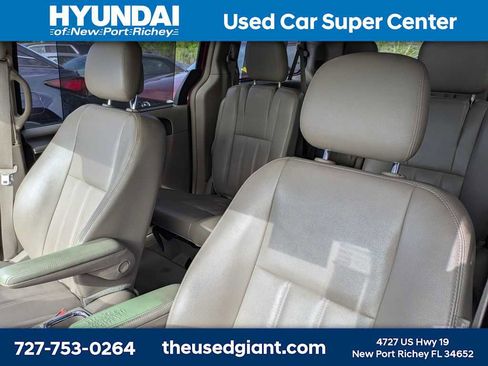 Used 2014 Chrysler Town & Country Touring FWD image 3