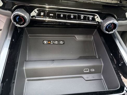 New 2026 Chevrolet Suburban Premier w/ Sun And Tow Package AWD/4WD image 23