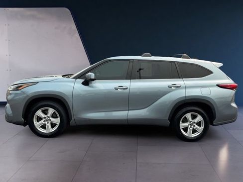 Used 2023 Toyota Highlander LE FWD image 2