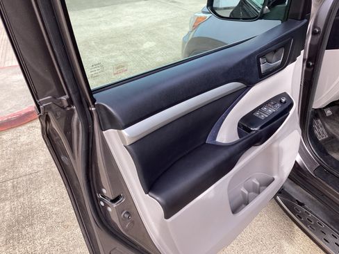 Used 2017 Toyota Highlander XLE FWD image 17