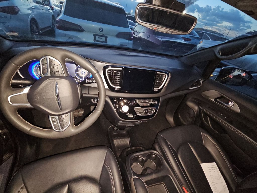 Used 2025 Chrysler Pacifica Select FWD image 8