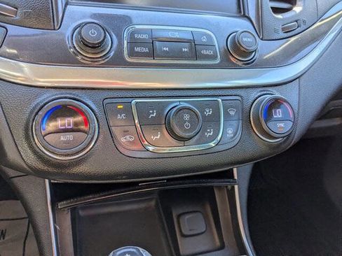 Used 2017 Chevrolet Impala LT image 23