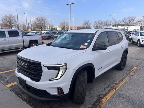 Used 2025 GMC Acadia Elevation w/ Elevation Premium Package image 3