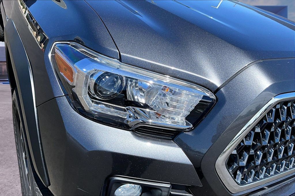 Used 2018 Toyota Tacoma TRD Off-Road w/ Technology Package AWD/4WD image 25