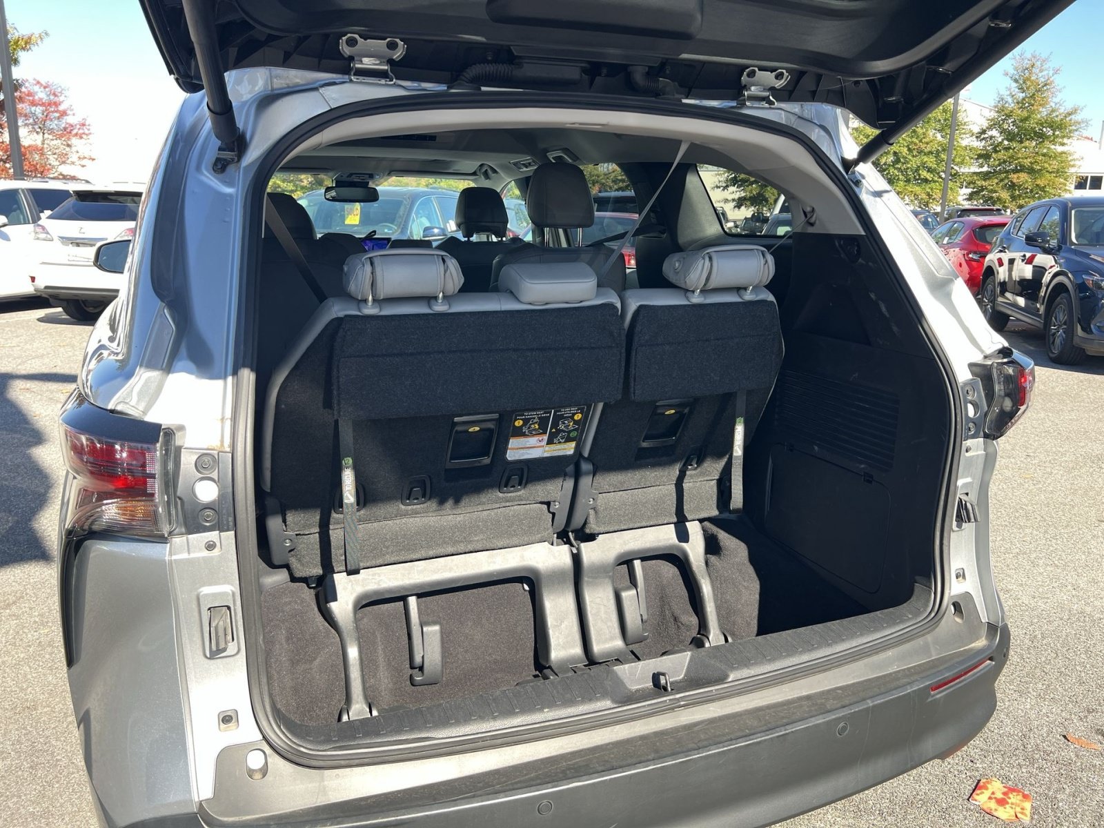 Used 2025 Toyota Sienna XLE FWD image 28