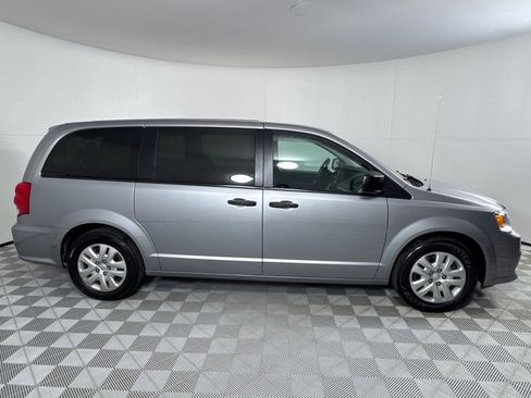 Used 2020 Dodge Grand Caravan SE w/ UConnect Hands-Free Group image 4