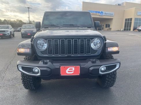 Used 2025 Jeep Gladiator Sport image 2