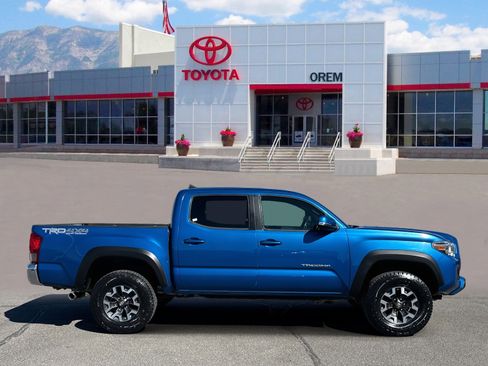 Used 2017 Toyota Tacoma TRD Off-Road w/ Tow Package (A/T) image 3
