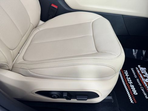 Used 2025 Jeep Grand Cherokee Limited w/ Luxury Tech Group II image 47