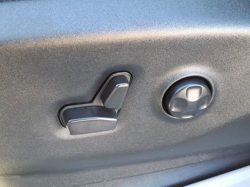 Used 2024 Chrysler Pacifica Touring-L image 17