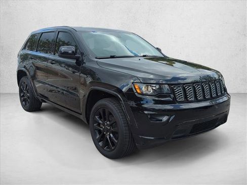 Used 2018 Jeep Grand Cherokee Altitude AWD/4WD image 3