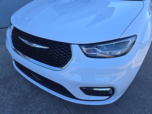 Used 2025 Chrysler Pacifica Select image 16