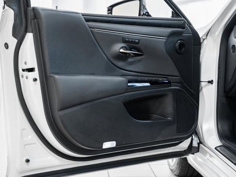 Used 2023 Lexus ES 300h w/ Luxury Package image 36