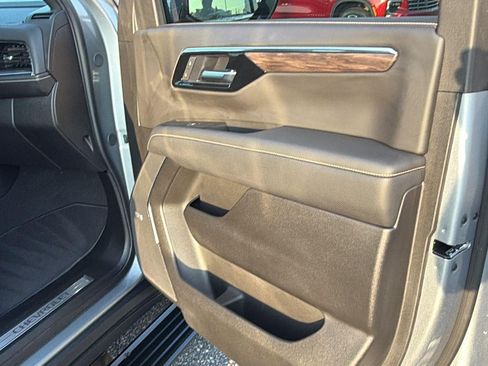 Used 2025 Chevrolet Suburban Premier AWD/4WD image 17