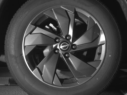 Used 2025 Nissan Rogue SV image 15