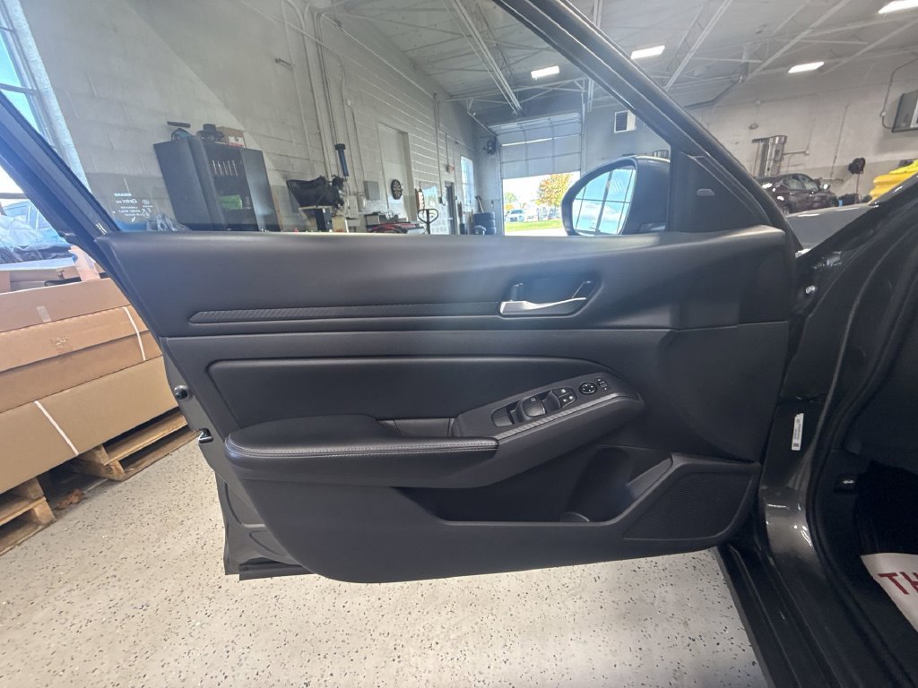 Used 2025 Nissan Altima 2.5 SV FWD image 30