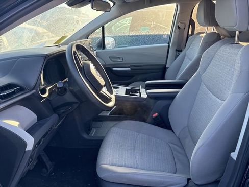 Used 2024 Toyota Sienna LE image 7