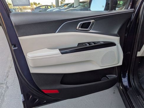 Used 2024 Kia Carnival LX image 11