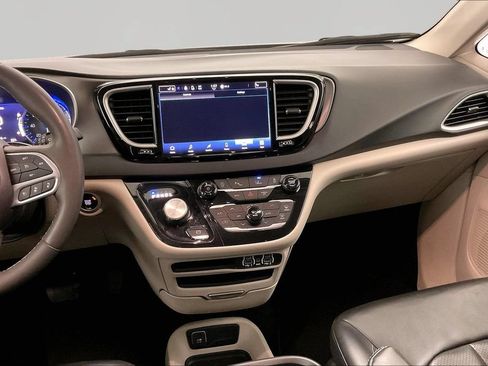 Used 2023 Chrysler Pacifica Touring-L FWD image 9