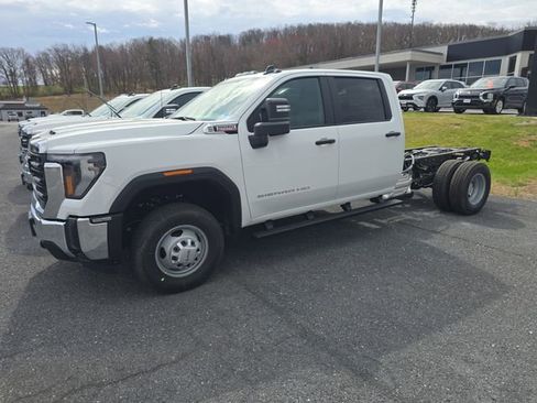 New 2026 GMC Sierra 3500 Pro AWD/4WD image 2