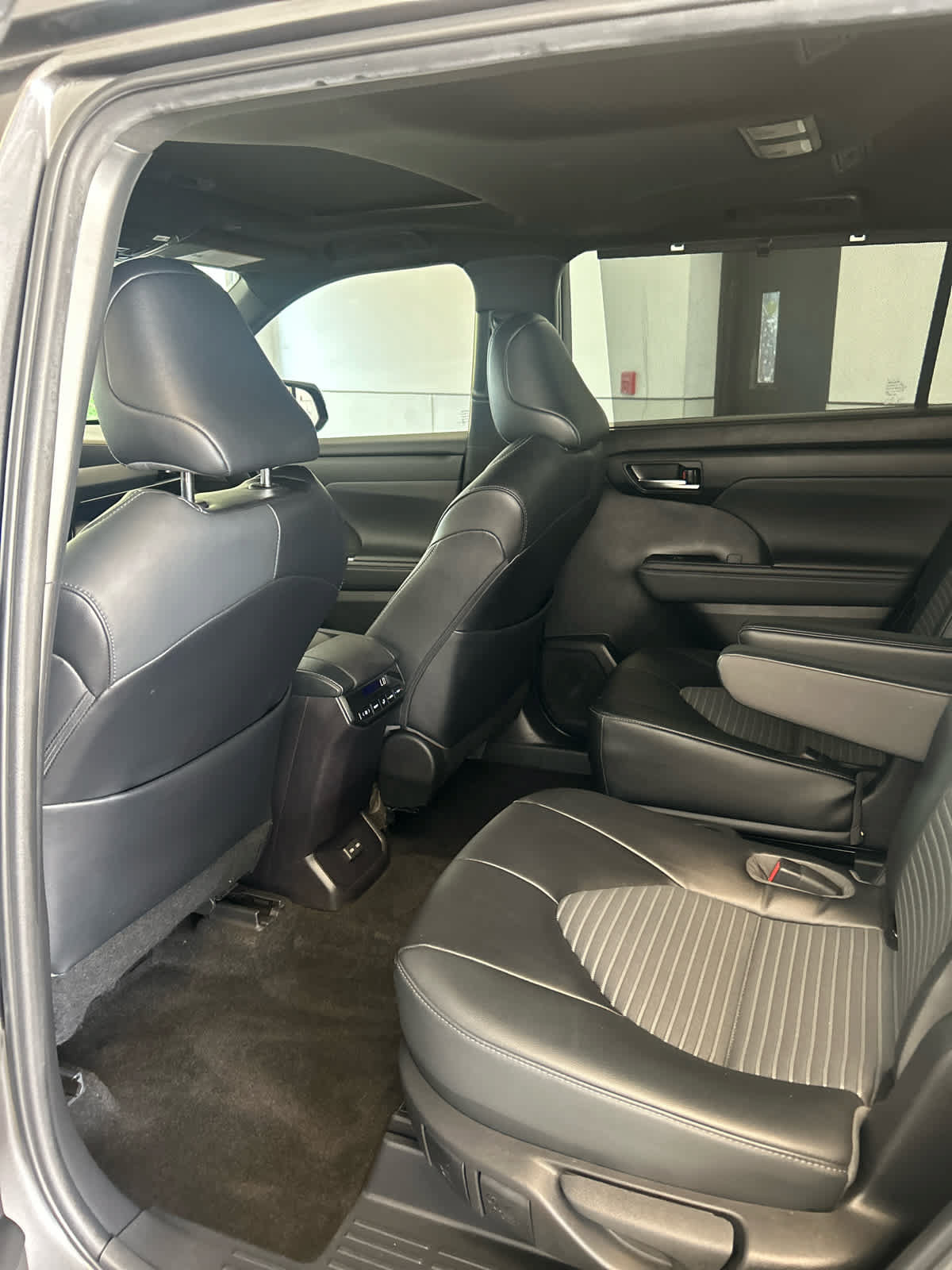 Used 2023 Toyota Highlander XSE AWD/4WD image 10