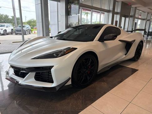 Used 2025 Chevrolet Corvette Z06 RWD image 3