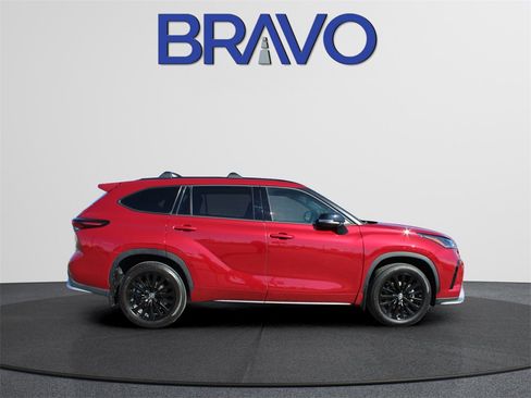Used 2025 Toyota Highlander XSE image 4