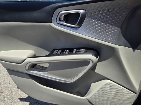 Certified 2025 Kia Soul LX w/ LX Technology Package FWD image 25