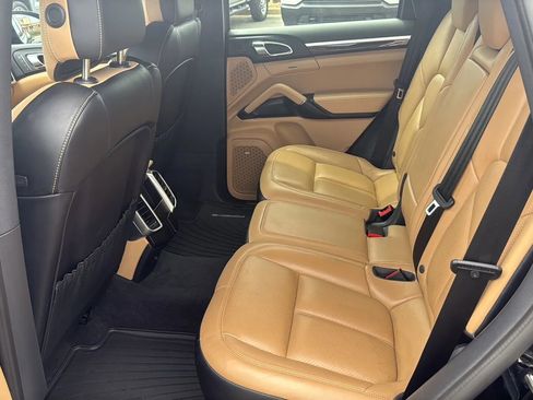 Used 2017 Porsche Cayenne w/ Premium Package image 10
