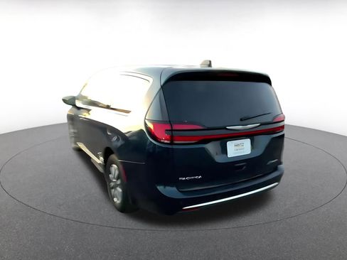 Used 2023 Chrysler Pacifica Limited image 11