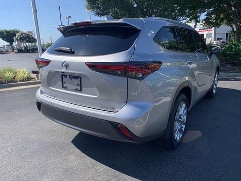 Certified 2024 Toyota Highlander Limited FWD image 8