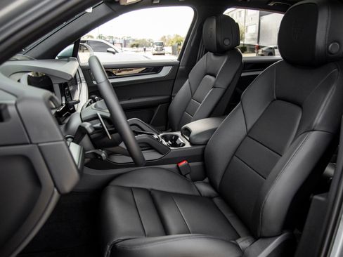 Certified 2026 Porsche Cayenne AWD/4WD image 5