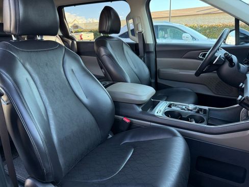 Used 2025 Kia Carnival SX image 22
