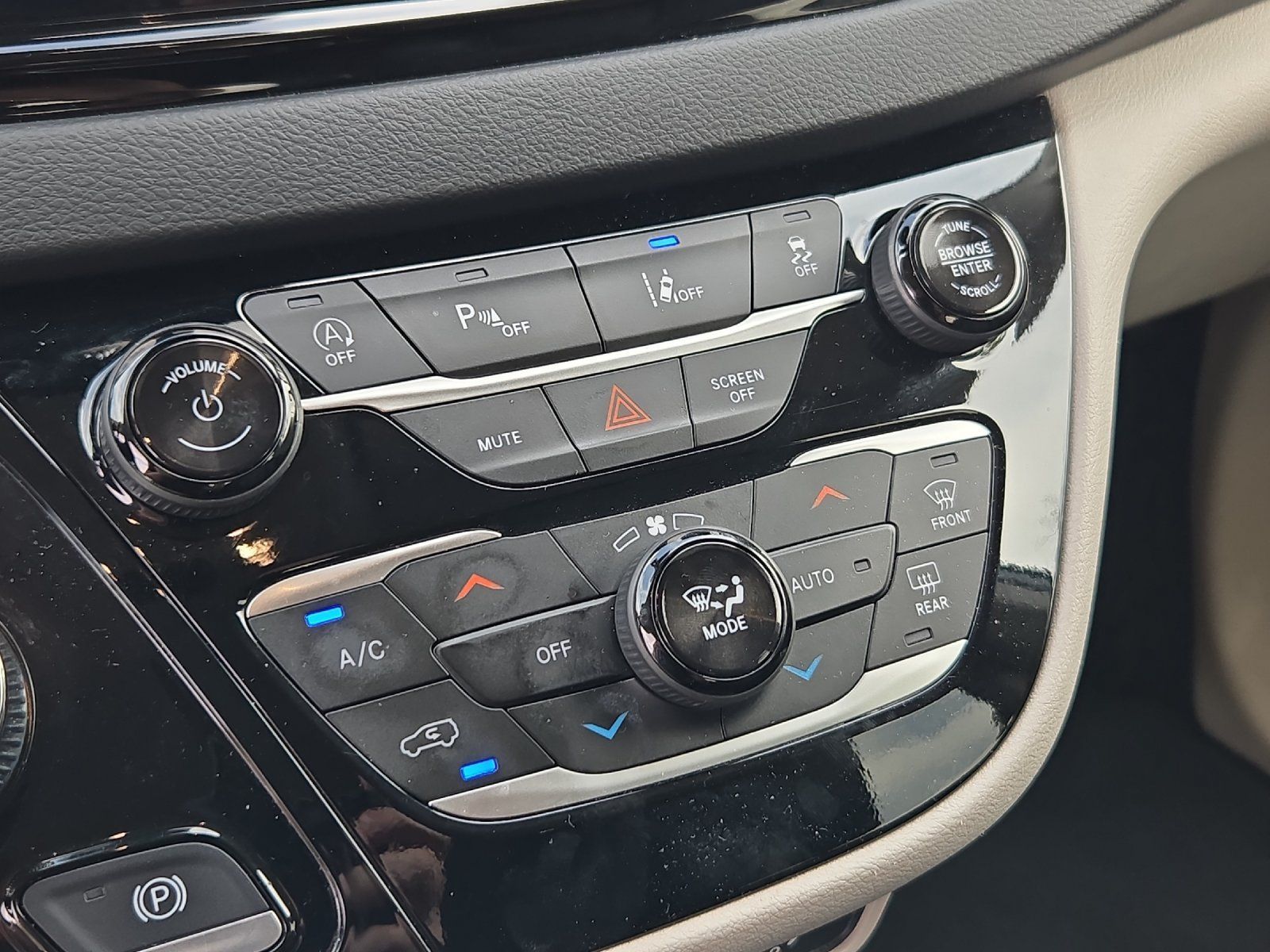 Used 2024 Chrysler Pacifica Touring-L FWD image 19