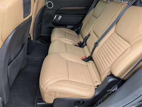 Used 2024 Land Rover Discovery Dynamic SE image 15