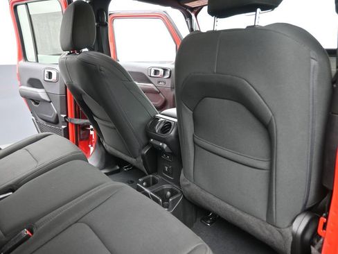 Used 2023 Jeep Gladiator Overland image 16