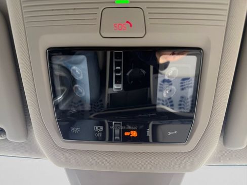 Used 2024 Volkswagen Atlas SE AWD/4WD image 21