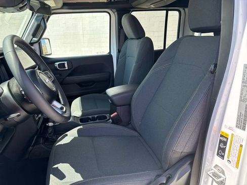 Used 2026 Jeep Wrangler Unlimited Sahara AWD/4WD image 9