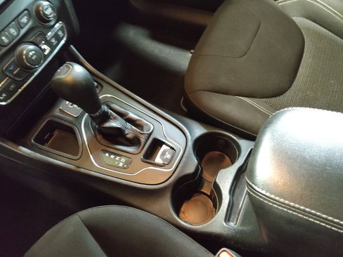 Used 2021 Jeep Cherokee Latitude FWD image 26