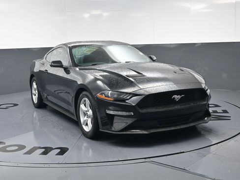 Used 2018 Ford Mustang Coupe image 3