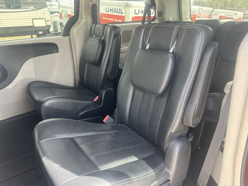 Used 2016 Chrysler Town & Country Touring image 18