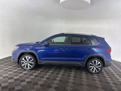 Used 2023 Volkswagen Taos SE w/ Panoramic Sunroof Package image 4