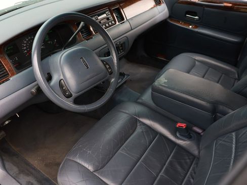Used 1999 Lincoln Town Car Executive image 4